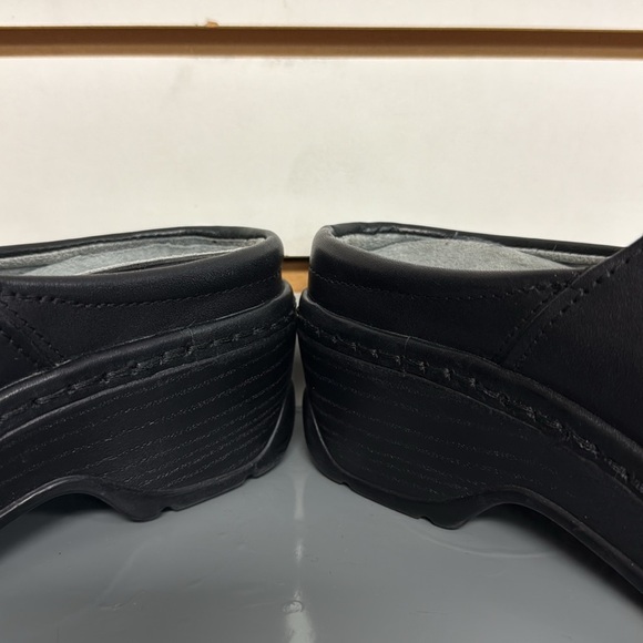 KLOGS PORTOFINO BLACK LEATHER SLIP RESISTANT PLATFORM CLOGS COMFORT FOOTBED SZ 7 - Picture 10 of 11